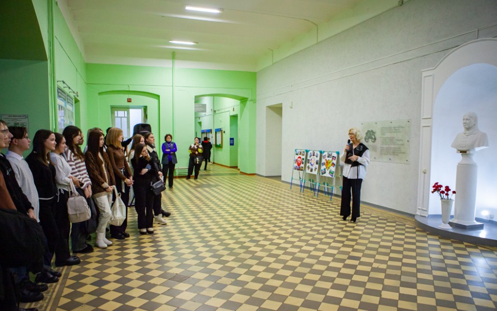 Со 125-летием Елабужский институт поздравляют студенты Со 125-летием Елабужский институт поздравляют студенты