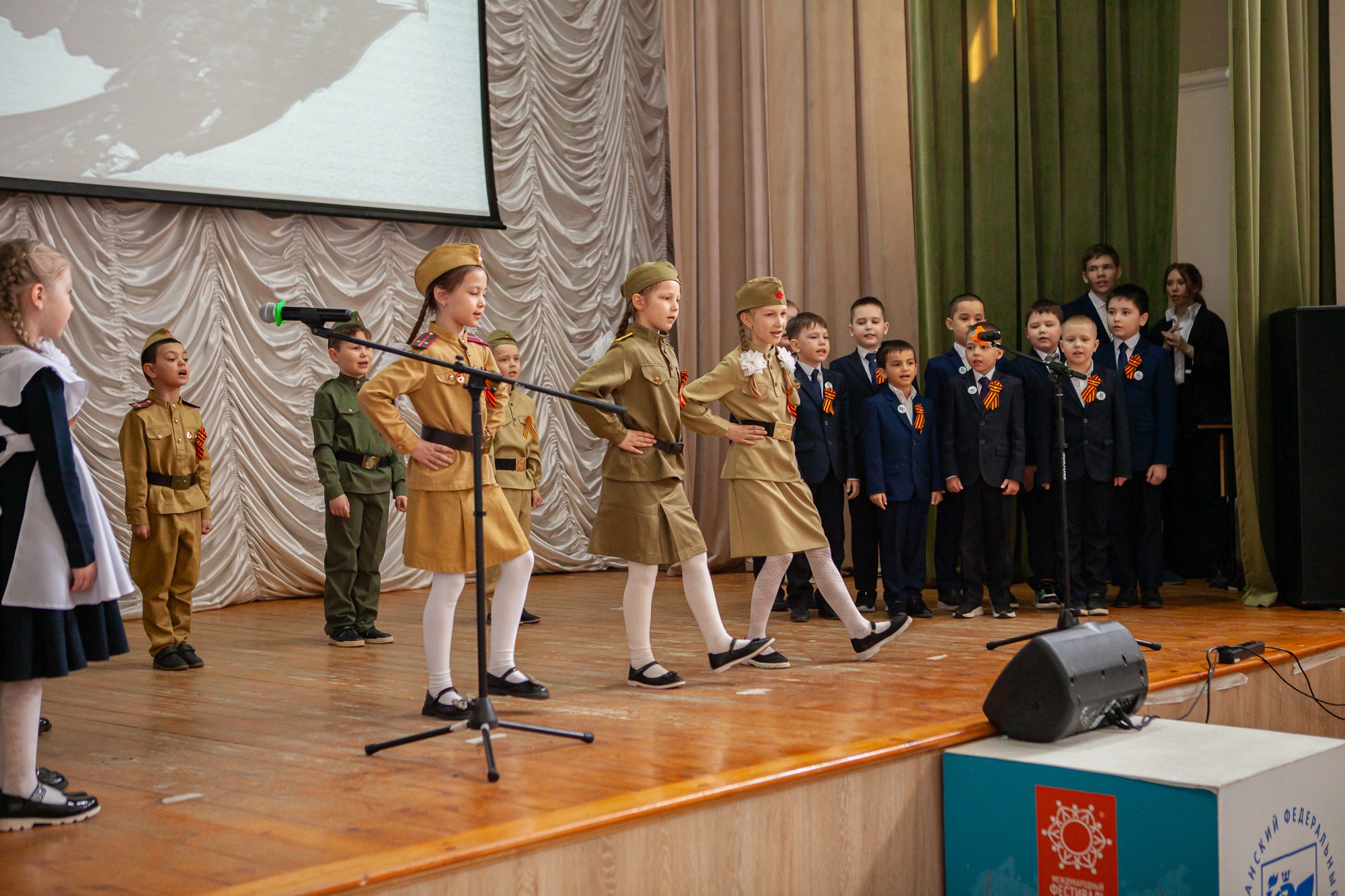 В Елабужском институте прошёл конкурс 'Битва хоров', посвящённый 80-летию Победы в Великой Отечественной войне В Елабужском институте прошёл конкурс 'Битва хоров', посвящённый 80-летию Победы в Великой Отечественной войне