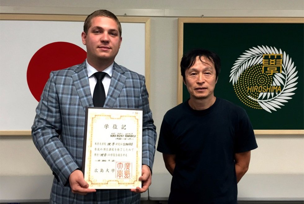 Арсений Моров с профессором Ясуи Кинья В Хирошимском университете (Япония) защищена диссертация PhD аспирантом кафедры зоологии и общей биологии Асением Моровым.