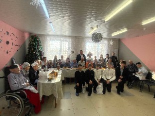 Лицеисты поздравили жителей Кайбицкого дома-интерната для престарелых и инвалидов с наступающим Новым годом Лицеисты поздравили жителей Кайбицкого дома-интерната для престарелых и инвалидов с наступающим Новым годом