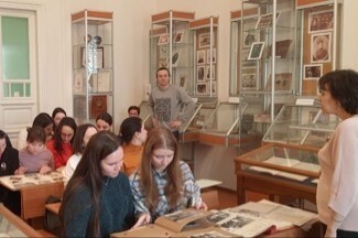 Фотовыставка 'Застывшее время' открылась в Елабужском институте КФУ Фотовыставка 'Застывшее время' открылась в Елабужском институте КФУ