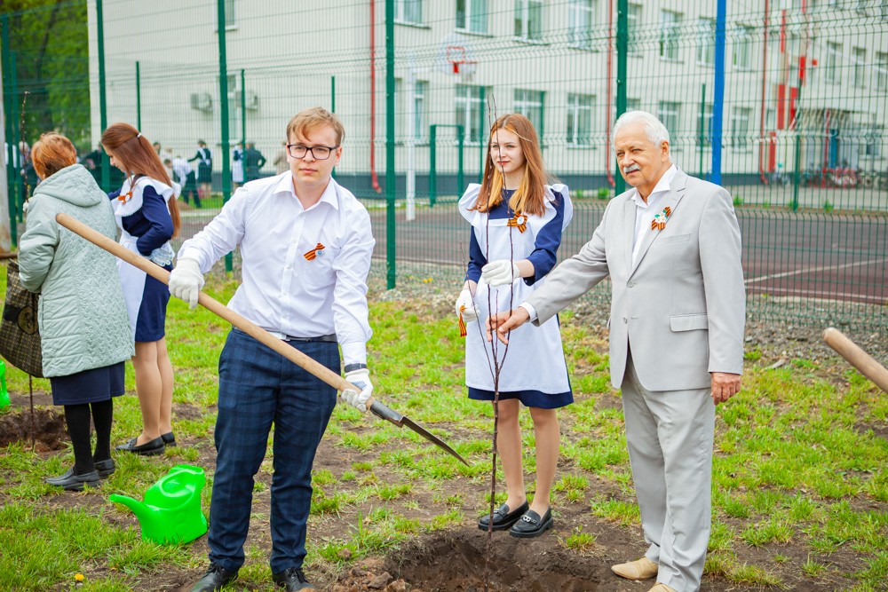 Обучающиеся 'Университетской' школы Елабужского института КФУ совместно с ветеранами посадили деревья в честь Годовщины Победы
