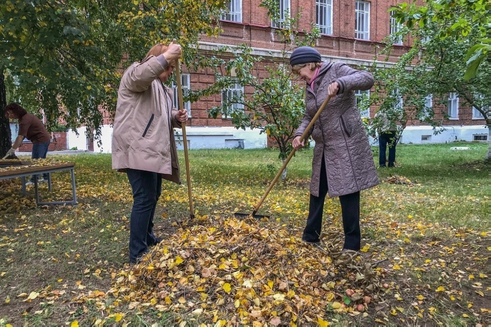 В Елабужском институте КФУ состоялся субботник В Елабужском институте КФУ состоялся субботник