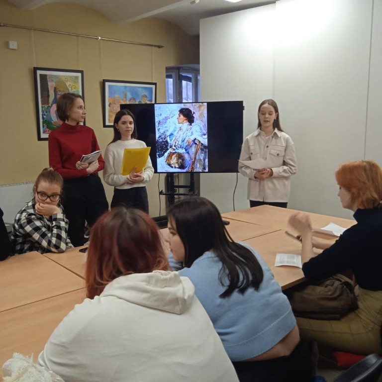 Филологи-первокурсники провели экскурсии на английском и испанском языках в Государственном музее изобразительных искусств РТ Филологи-первокурсники провели экскурсии на английском и испанском языках в Государственном музее изобразительных искусств РТ