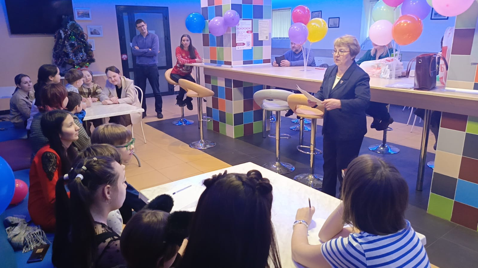 В детском театре 'Радуга' прошел новогодний праздник В детском театре 'Радуга' прошел новогодний праздник