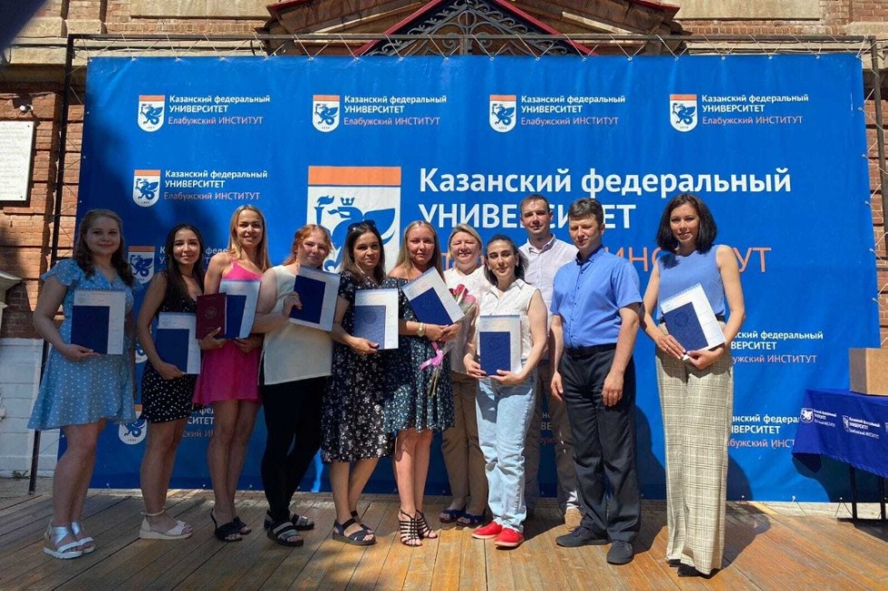 Два дня праздник - вручение дипломов Два дня праздник - вручение дипломов