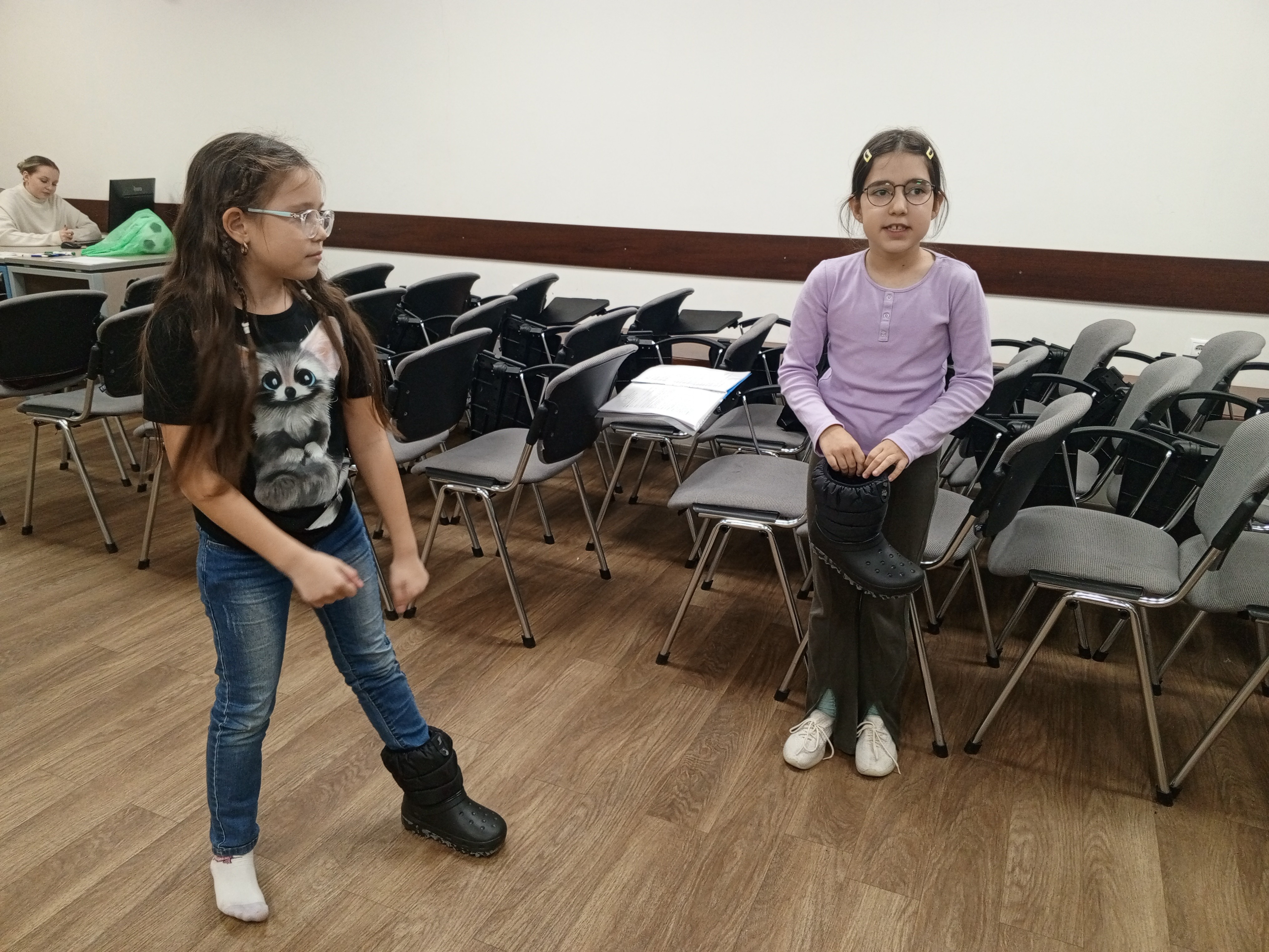 Идет подготовка к спектаклю детского театра 'Радуга' 'Волшебник Изумрудного города' Идет подготовка к спектаклю детского театра 'Радуга' 'Волшебник Изумрудного города'