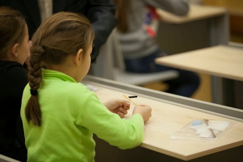 Маленькие студенты познакомились с историей Рождества и миром чудес Маленькие студенты познакомились с историей Рождества и миром чудес