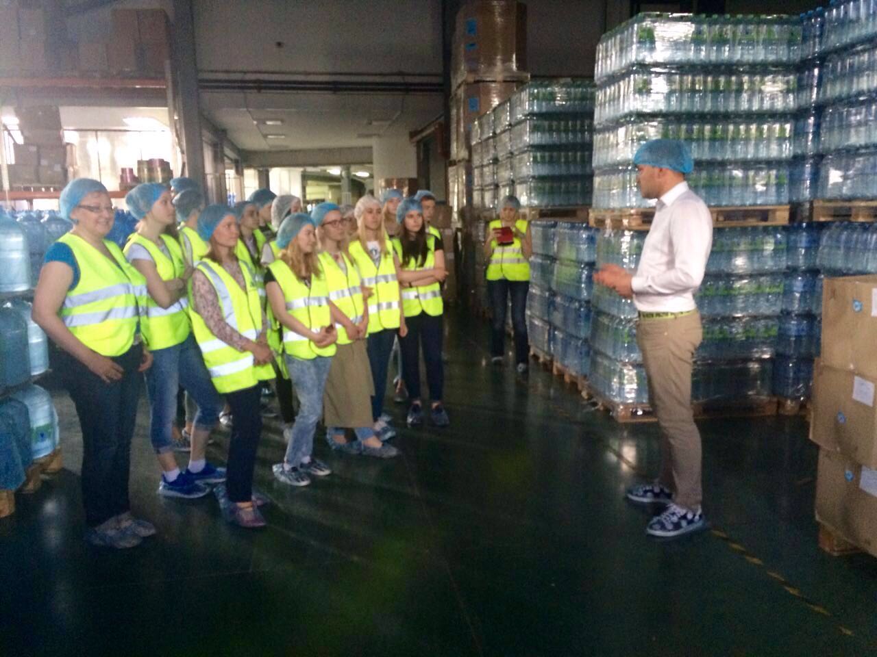 25 мая ООО 'Компания 'Здоровая жизнь' совместно с лабораторией 'Рекламные технологии' Высшей школы журналистики и массовых коммуникаций провели обзорную экскурсию для студентов направления 'Реклама и связи с общественностью' по производству в г. Йошкар-Оле. 25 мая ООО 'Компания 'Здоровая жизнь' совместно с лабораторией 'Рекламные технологии' Высшей школы журналистики и массовых коммуникаций провели обзорную экскурсию для студентов направления 'Реклама и связи с общественностью' по производству в г. Йошкар-Оле.