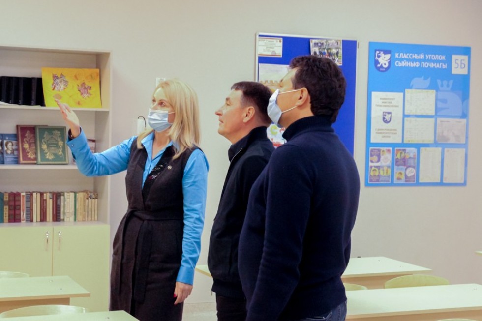 Глава ЕМР Рустем Нуриев и депутат Госсовета РТ Леонид Барышев посетили 'Университетскую' школу Глава ЕМР Рустем Нуриев и депутат Госсовета РТ Леонид Барышев посетили 'Университетскую' школу