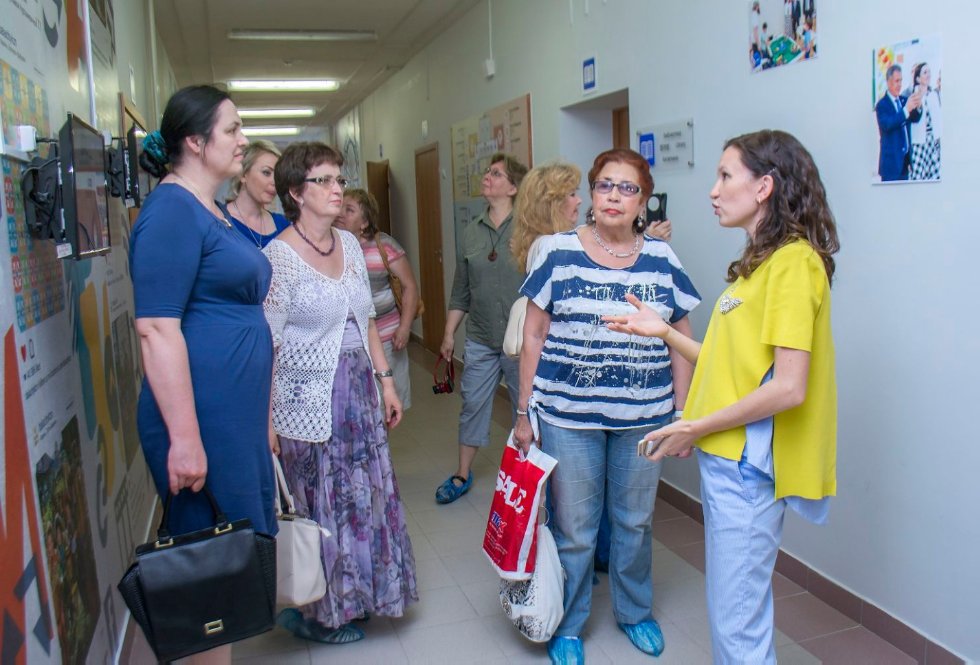 Здесь приобретают знания дети 21 века Здесь приобретают знания дети 21 века