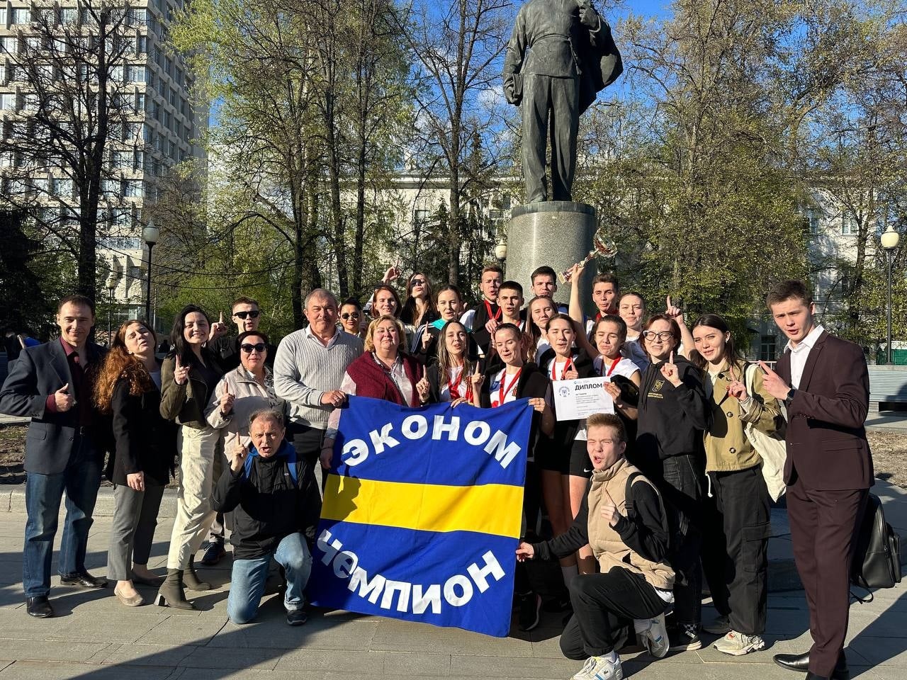 команда ИУЭиФ заняла 1 место в легкоатлетической эстафете среди институтов КФУ команда ИУЭиФ заняла 1 место в легкоатлетической эстафете среди институтов КФУ