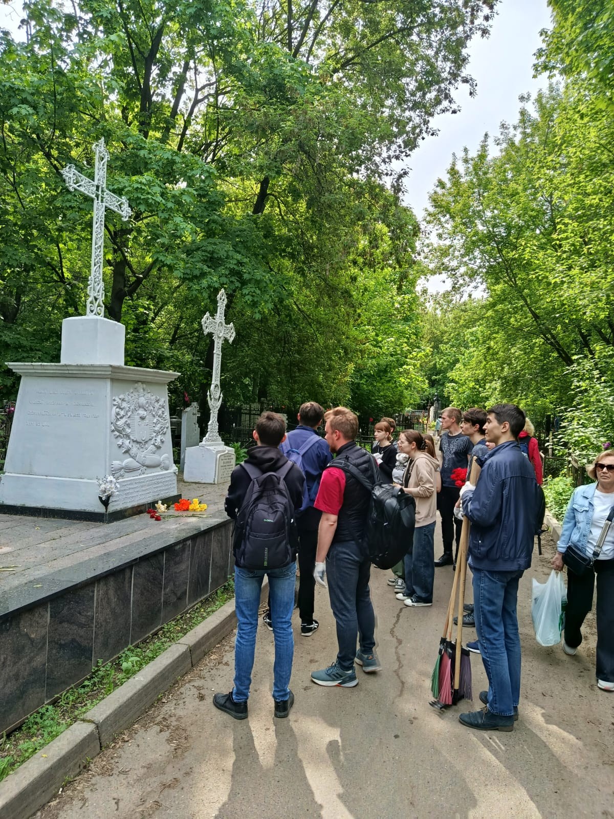 Сотрудники и студенты ИМОИиВ провели уборку на захоронениях историков и выдающихся деятелей Казанского университета Сотрудники и студенты ИМОИиВ провели уборку на захоронениях историков и выдающихся деятелей Казанского университета