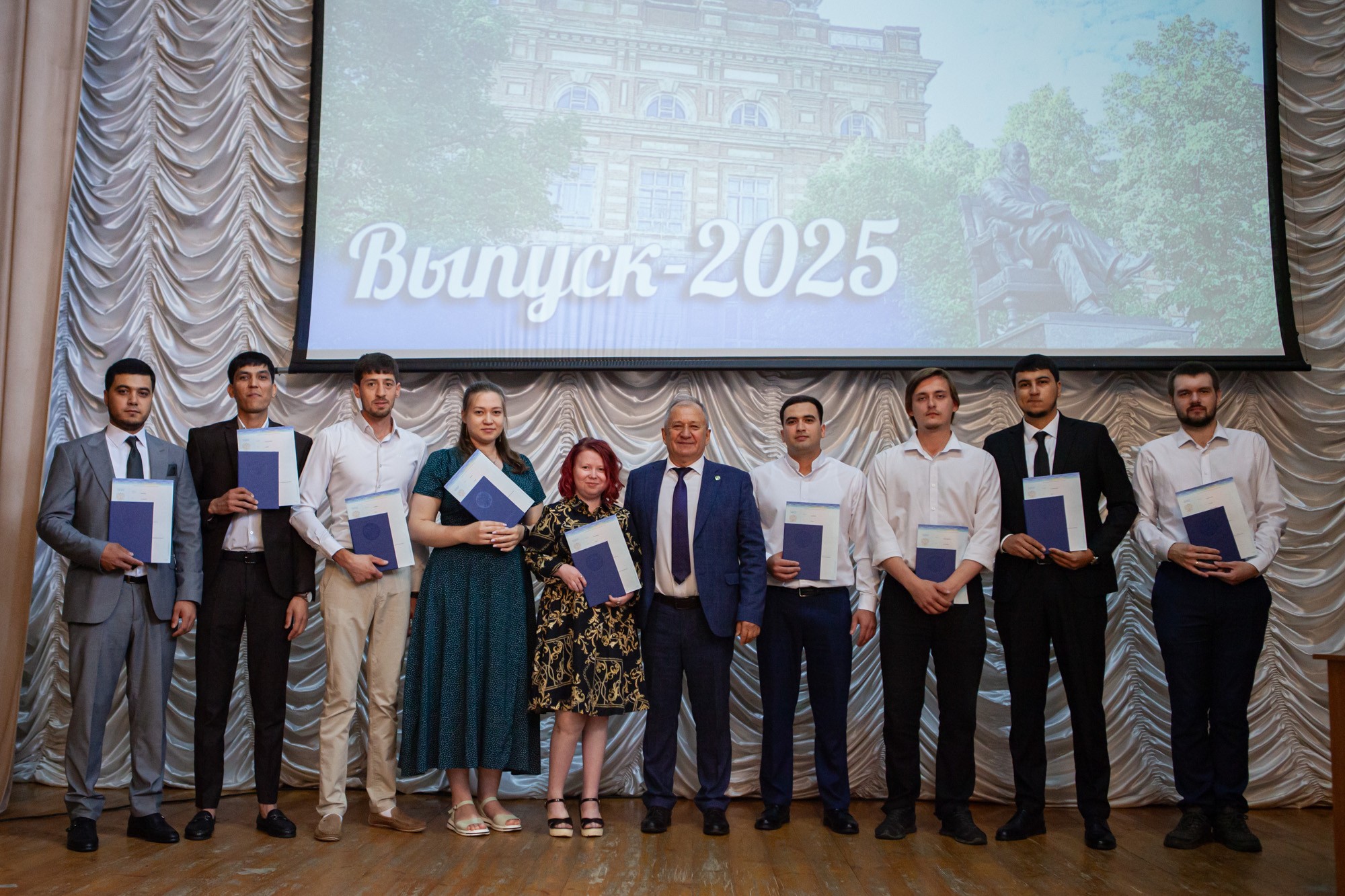 В Елабужском институте КФУ вручили дипломы новым специалистам В Елабужском институте КФУ вручили дипломы новым специалистам