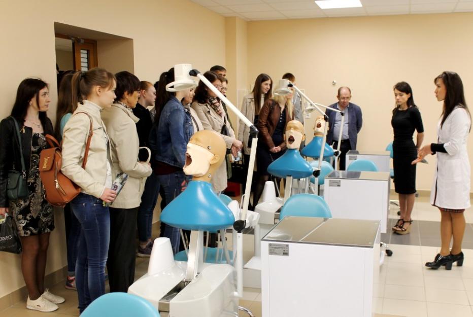 КФУ открыл свои двери для школьников, мечтающих связать жизнь с медициной КФУ открыл свои двери для школьников, мечтающих связать жизнь с медициной