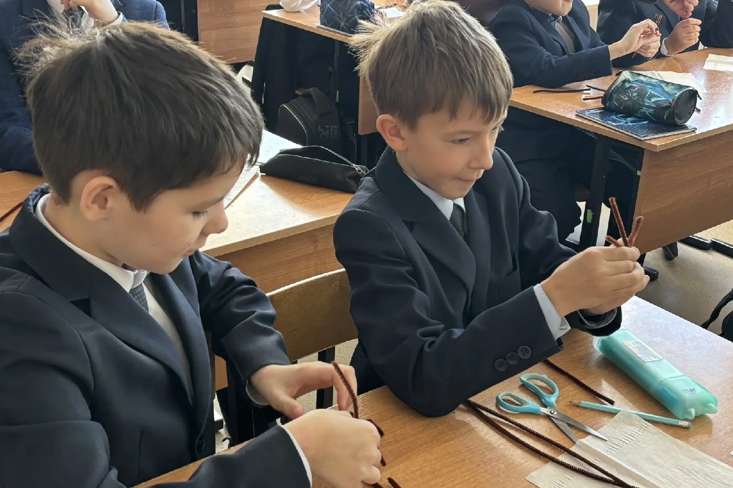 'НЕскучная наука': студенты КФУ превратили синельную проволоку в тюльпаны и пауков для елабужских младшеклассников 'НЕскучная наука': студенты КФУ превратили синельную проволоку в тюльпаны и пауков для елабужских младшеклассников