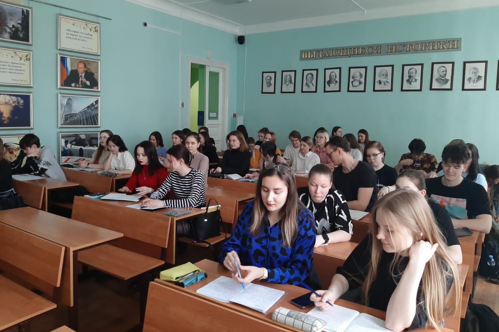 Подведены итоги конкурса переводчиков, который проходил с 20 по 25 марта на отделении иностранных языков и среди старшеклассников Университетской школы Подведены итоги конкурса переводчиков, который проходил с 20 по 25 марта на отделении иностранных языков и среди старшеклассников Университетской школы