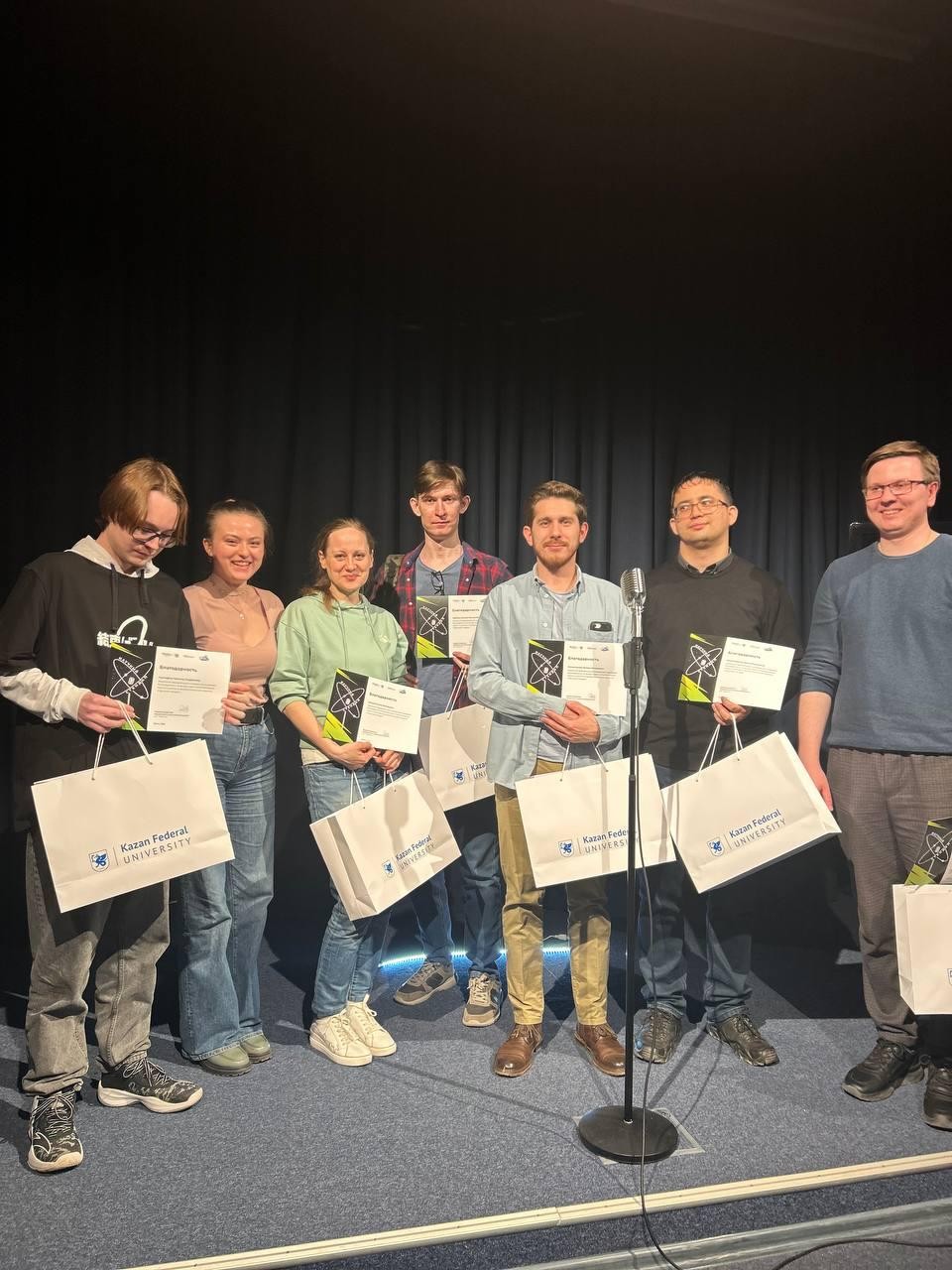 18 апреля в КФУ прошел первый научный стендап, где 7 спикеров в шуточной форме с юмором рассказывали о своих научных исследованиях. Молодые ученые были не в строгих костюмах, а в джинсах и толстовках, что полностью соответствовало формату мероприятия. 18 апреля в КФУ прошел первый научный стендап, где 7 спикеров в шуточной форме с юмором рассказывали о своих научных исследованиях. Молодые ученые были не в строгих костюмах, а в джинсах и толстовках, что полностью соответствовало формату мероприятия.