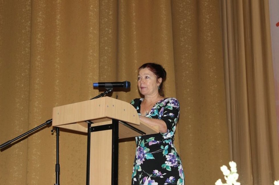 'Изучая новые языки, общаясь и обучая им других людей, мы служим делу мира' 'Изучая новые языки, общаясь и обучая им других людей, мы служим делу мира'