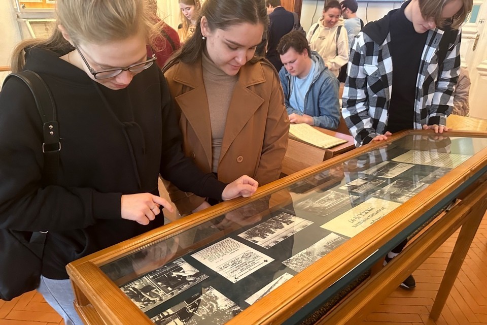 Студенты 2211 и 0211 групп отделения математики и естественных наук под руководством куратора Ганеевой А.Р. посетили музей Елабужского института Студенты 2211 и 0211 групп отделения математики и естественных наук под руководством куратора Ганеевой А.Р. посетили музей Елабужского института