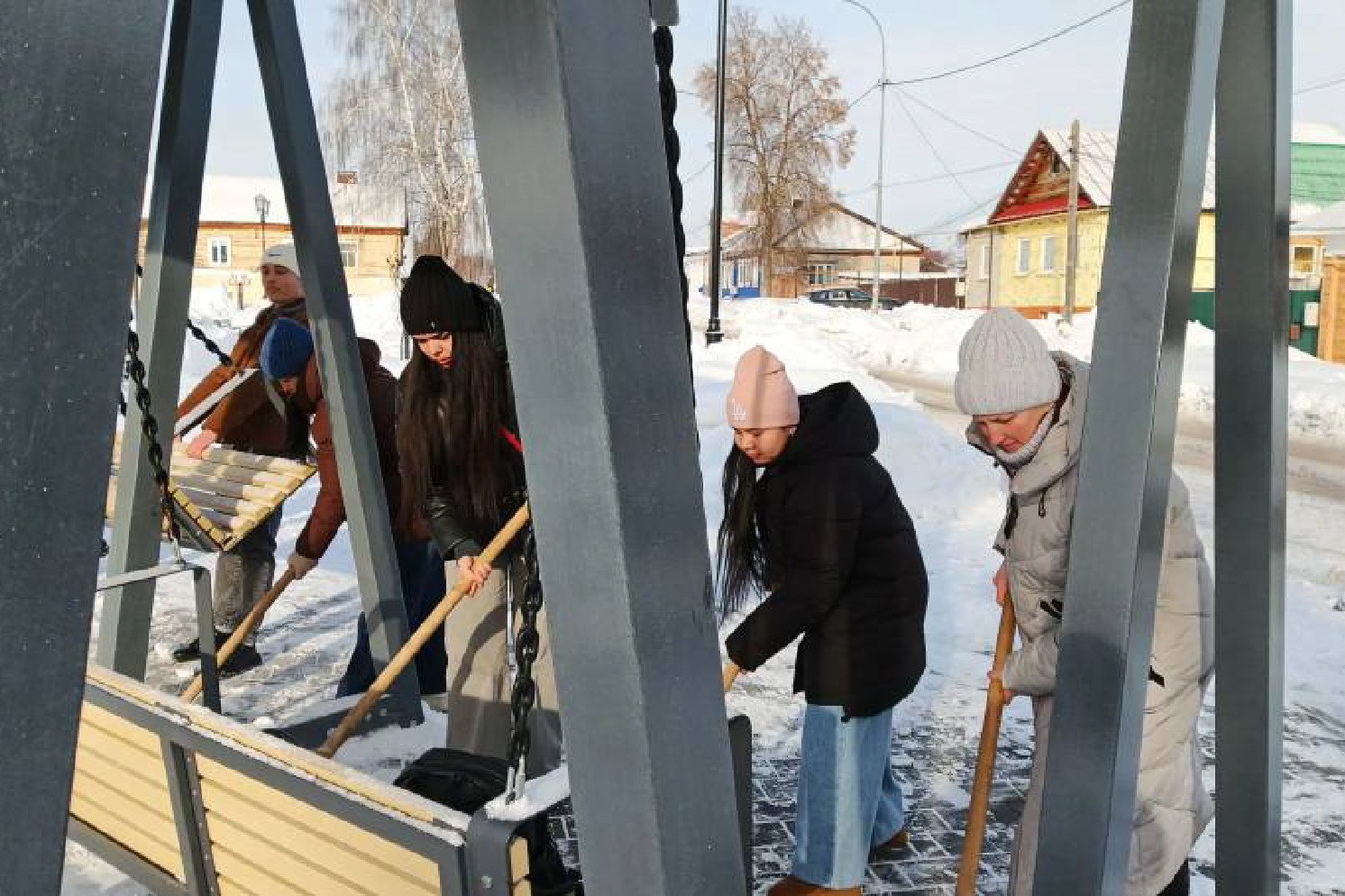 Студенты Елабужского института КФУ вышли на субботник Студенты Елабужского института КФУ вышли на субботник