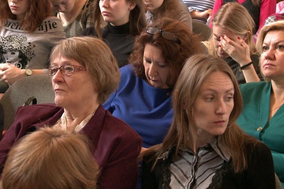 'Изучая новые языки, общаясь и обучая им других людей, мы служим делу мира' 'Изучая новые языки, общаясь и обучая им других людей, мы служим делу мира'