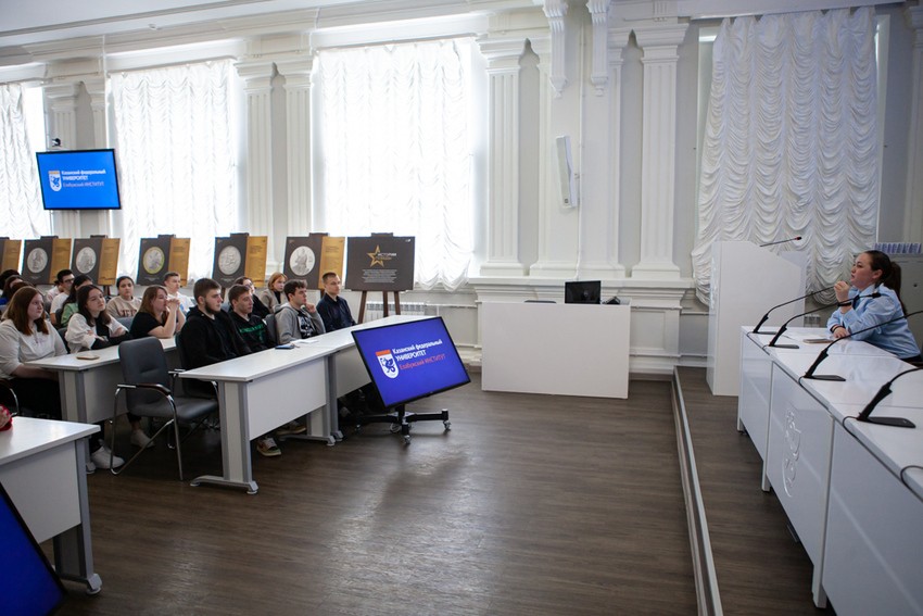 Со студентами встретилась инспектор МВД Со студентами встретилась инспектор МВД