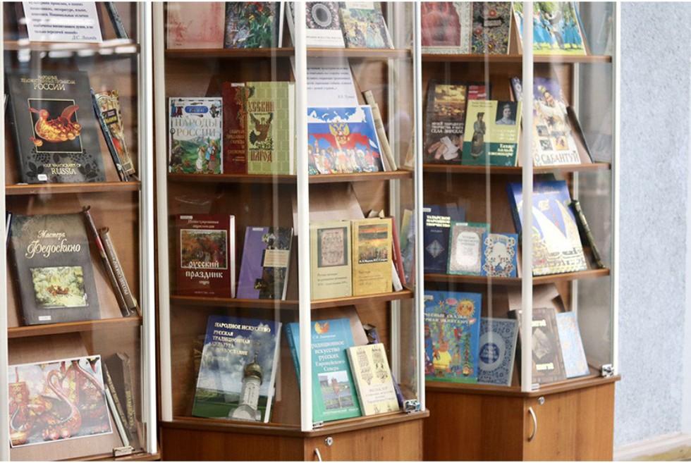 В научной библиотеке КФУ открылась выставка книг и плакатов. ,библиотека, выставка, советские плакаты, народное искусство, языки народов России