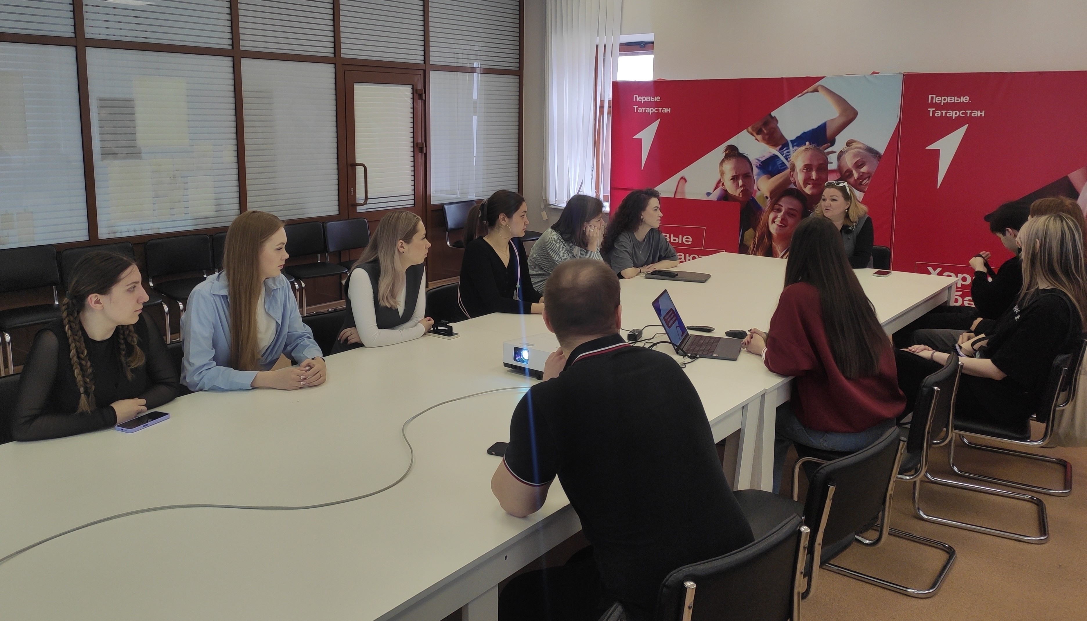 Экскурсия в Региональное отделение Общероссийского общественно-государственного движения детей и молодёжи 'Движение первых' РТ Экскурсия в Региональное отделение Общероссийского общественно-государственного движения детей и молодёжи 'Движение первых' РТ