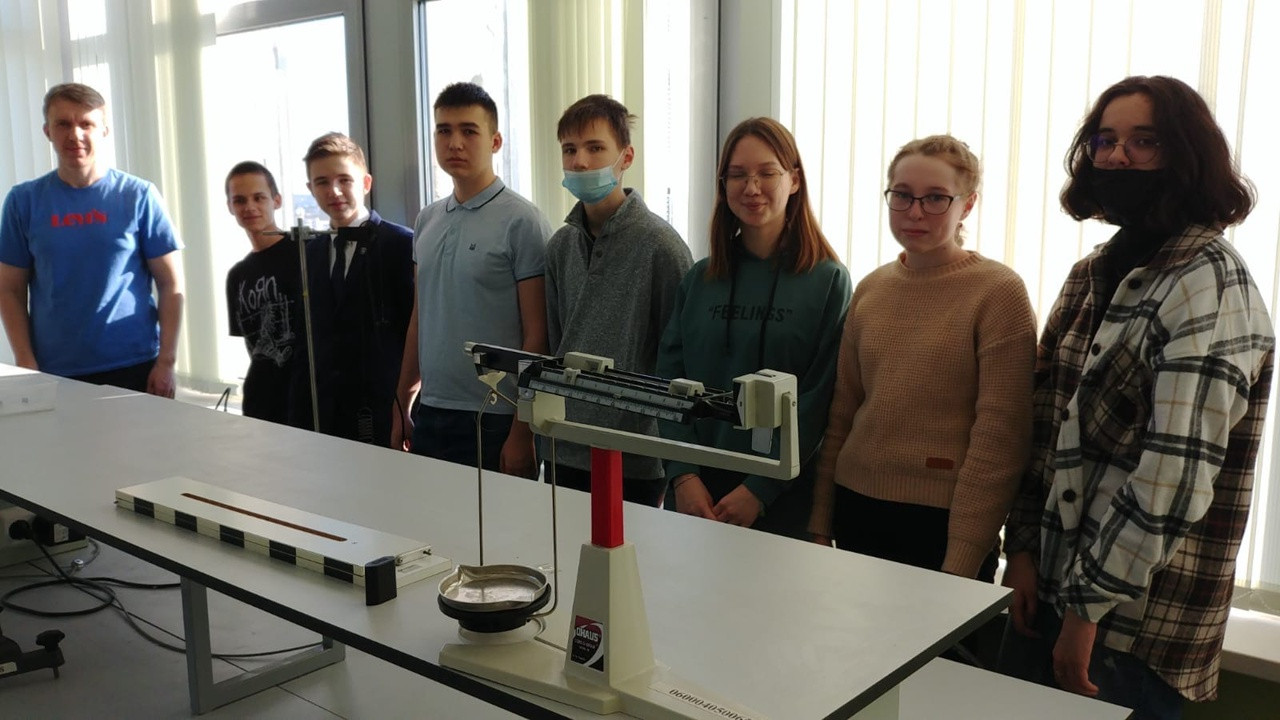 Ученики 10 класса IT Лицея КФУ посетили Институт физики для прохождения лабораторного практикума по механике.