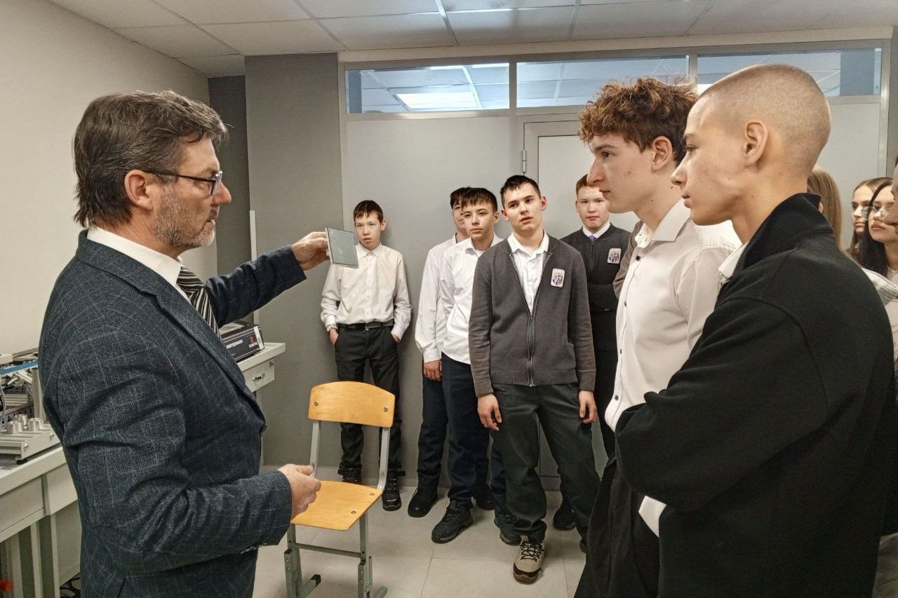 Школьники знакомятся с инженерными лабораториями Елабужского института КФУ Школьники знакомятся с инженерными лабораториями Елабужского института КФУ