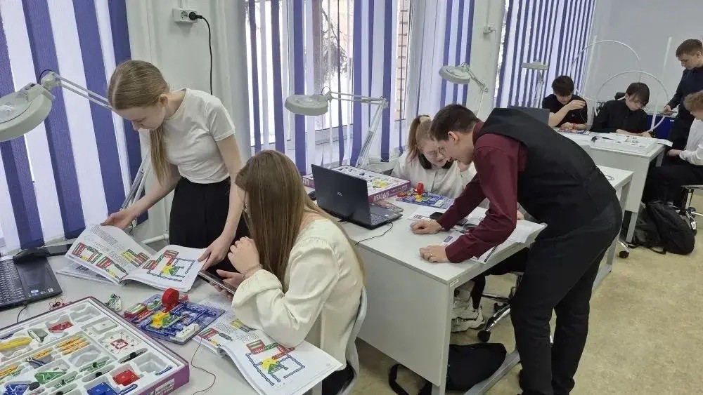 Старшеклассники погрузились в мир высоких технологий Старшеклассники погрузились в мир высоких технологий