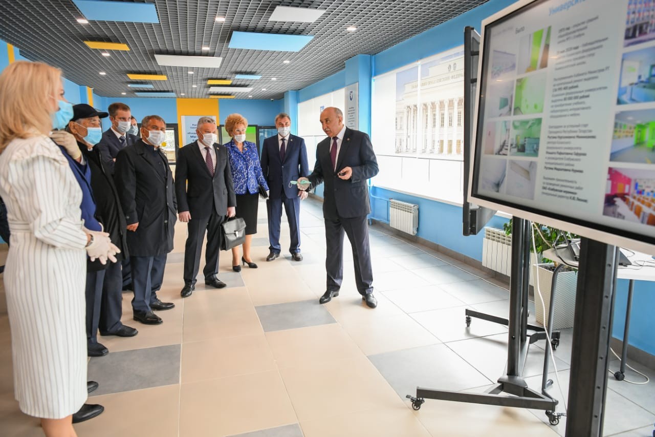 President of Tatarstan Rustam Minnikhanov visited the University School of Yelabuga ,President of Tatarstan, Russian Academy of Education, EI, University School