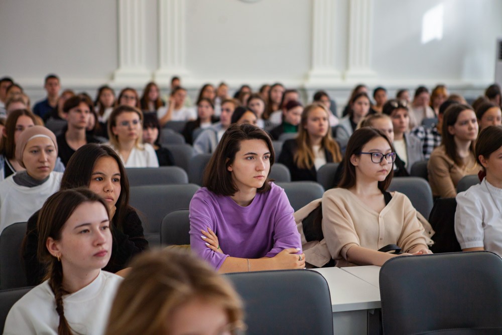 В Елабужском институте КФУ прошла встреча директора Елены Мерзон с первокурсниками отделений В Елабужском институте КФУ прошла встреча директора Елены Мерзон с первокурсниками отделений