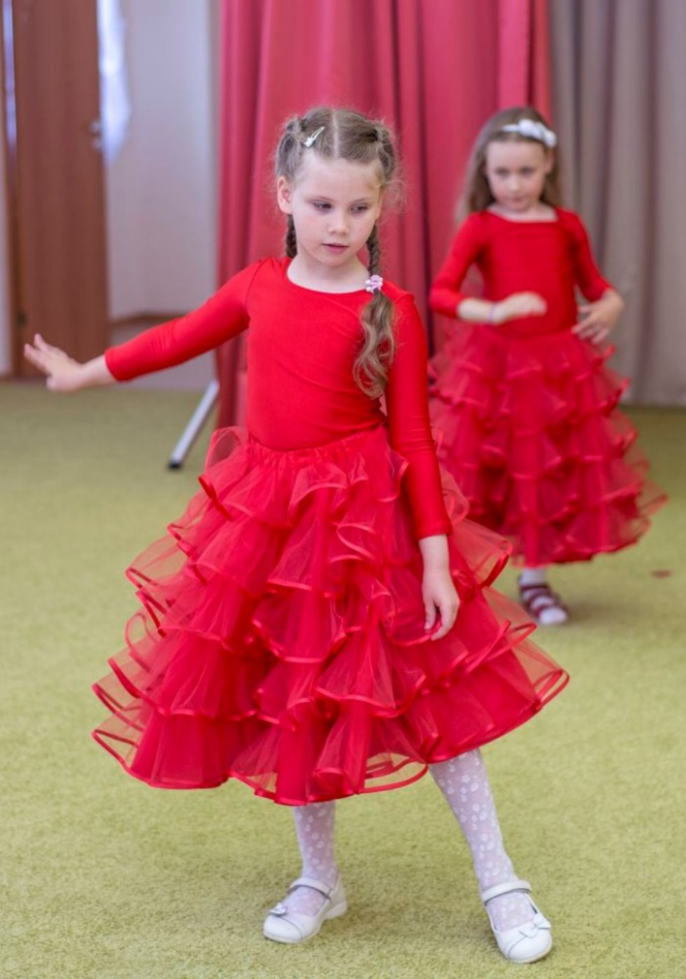 Здесь приобретают знания дети 21 века Здесь приобретают знания дети 21 века