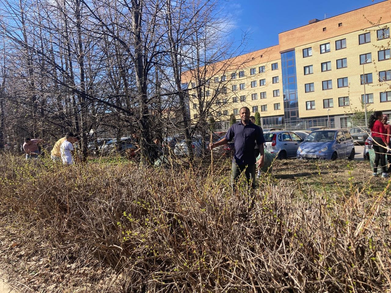 Субботник ? это добрая традиция, объединяющая студентов Казанского (Приволжского) федерального университета. Субботник ? это добрая традиция, объединяющая студентов Казанского (Приволжского) федерального университета.