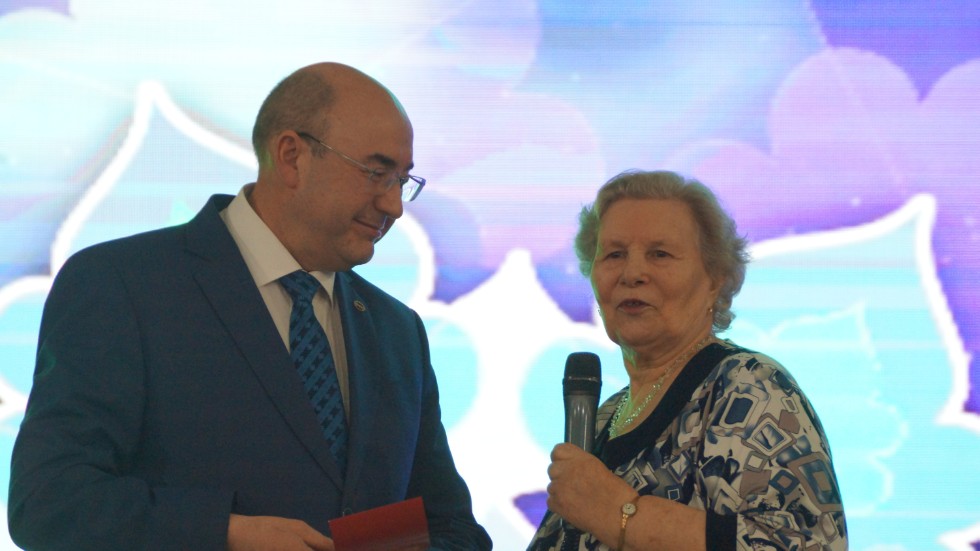 В ИФМК вручили почетные награды преподавателям-ветеранам Института