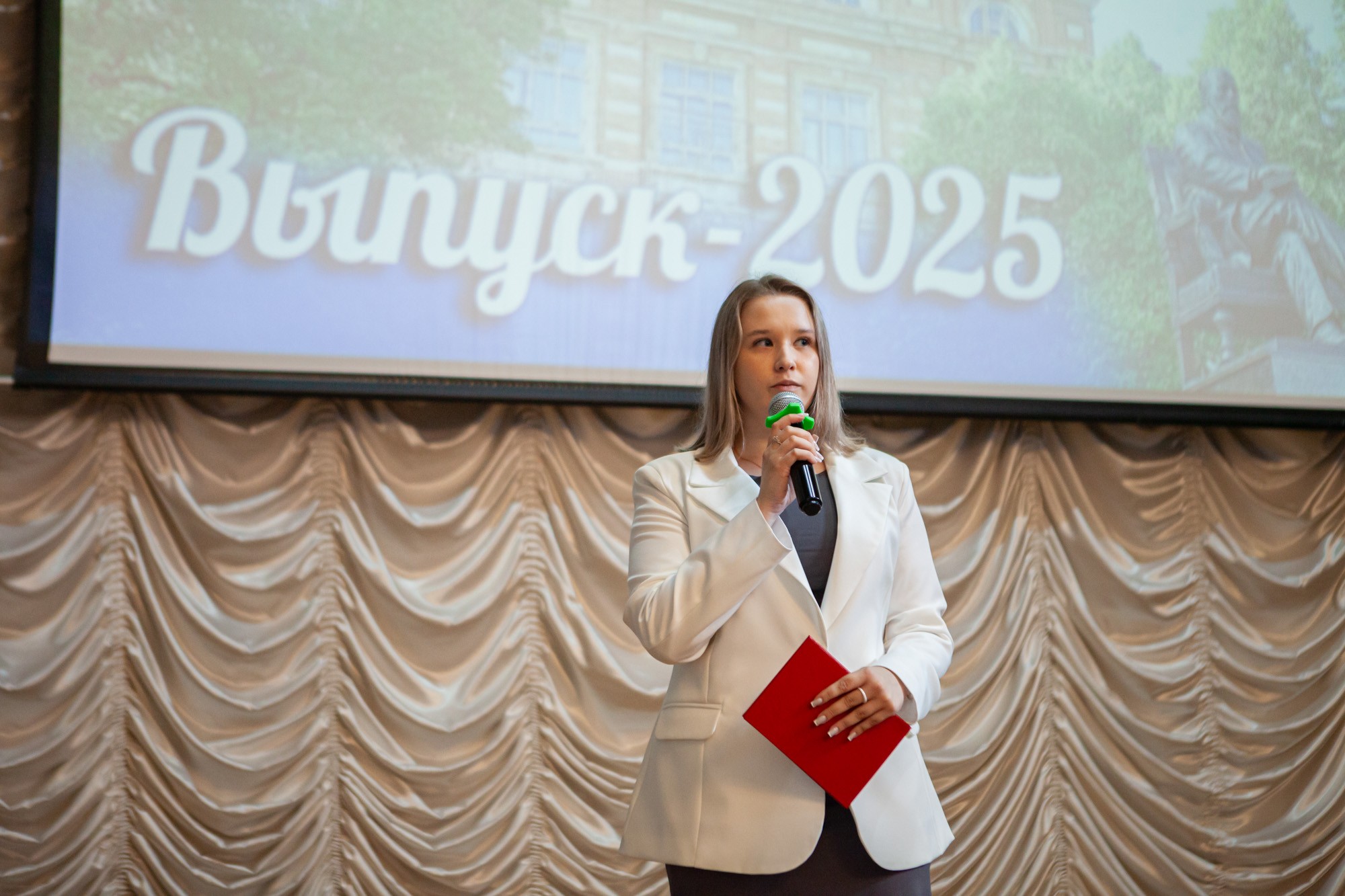 В Елабужском институте КФУ прошли торжественные церемонии вручения дипломов В Елабужском институте КФУ прошли торжественные церемонии вручения дипломов