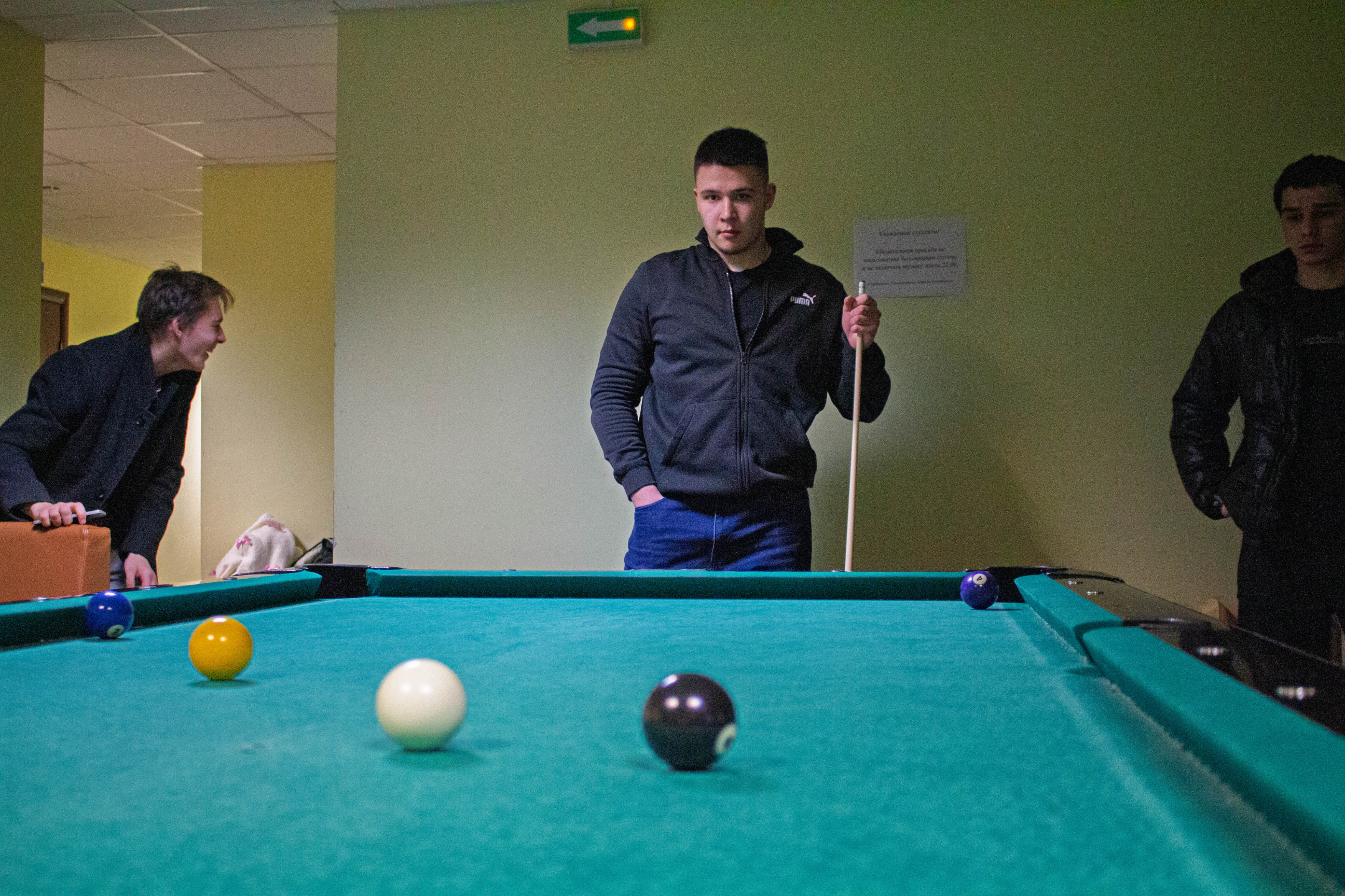 Кий, шар и студенческий азарт: Турнир по бильярду в Деревне Универсиады Кий, шар и студенческий азарт: Турнир по бильярду в Деревне Универсиады