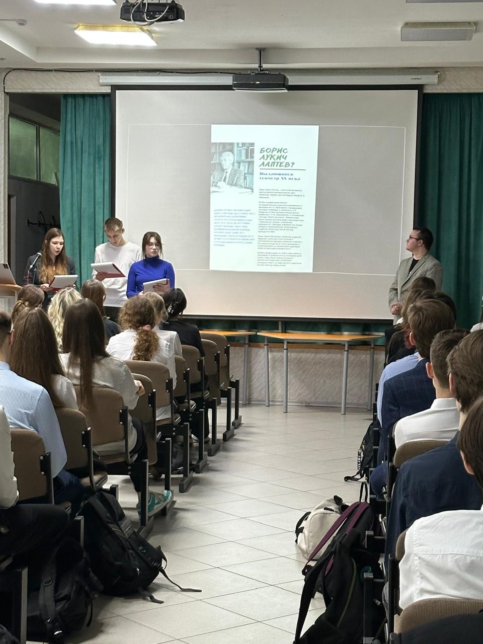 На встрече с выпускниками школ На встрече с выпускниками школ