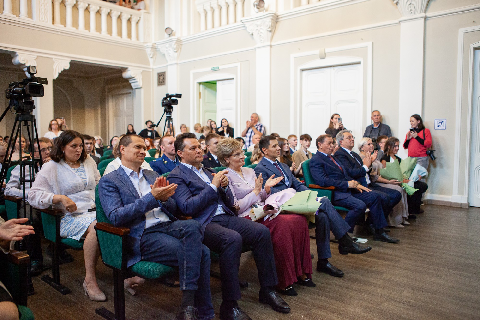 Выпускникам школы КФУ 'Университетская' торжественно вручили медали Выпускникам школы КФУ 'Университетская' торжественно вручили медали