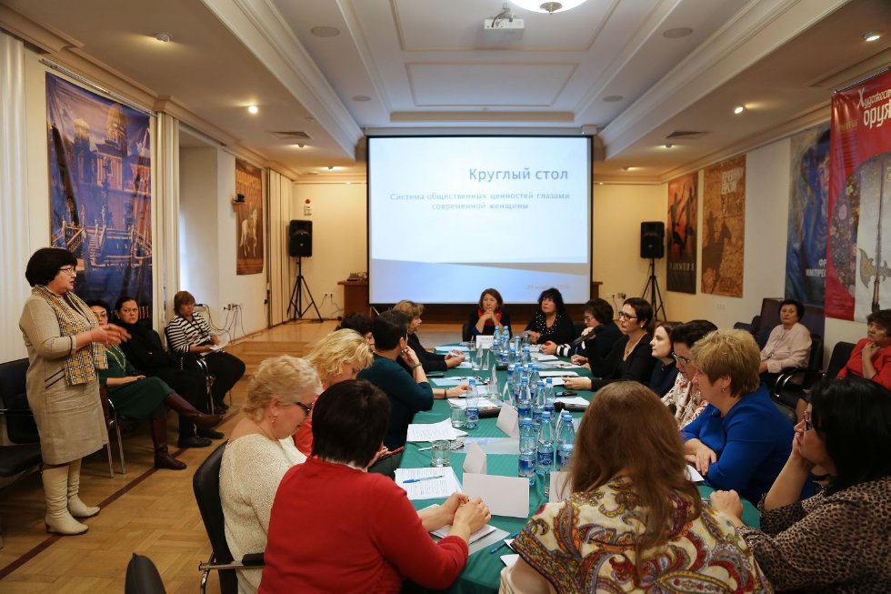 Система общественных ценностей глазами современной женщины: обсуждение и дебаты на круглом столе в Кремле. Система общественных ценностей глазами современной женщины: обсуждение и дебаты на круглом столе в Кремле.