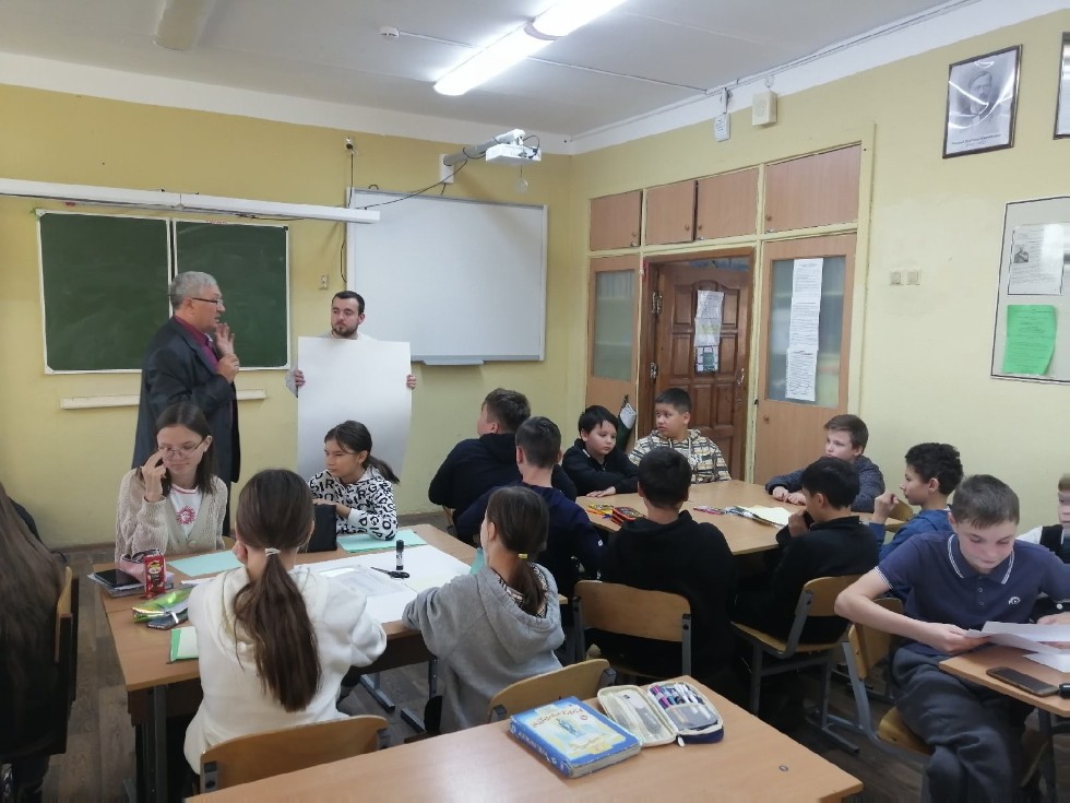 Доценты Высшей школы журналистики и медиакоммуникаций рассказали школьникам о том, как делается газета Доценты Высшей школы журналистики и медиакоммуникаций рассказали школьникам о том, как делается газета