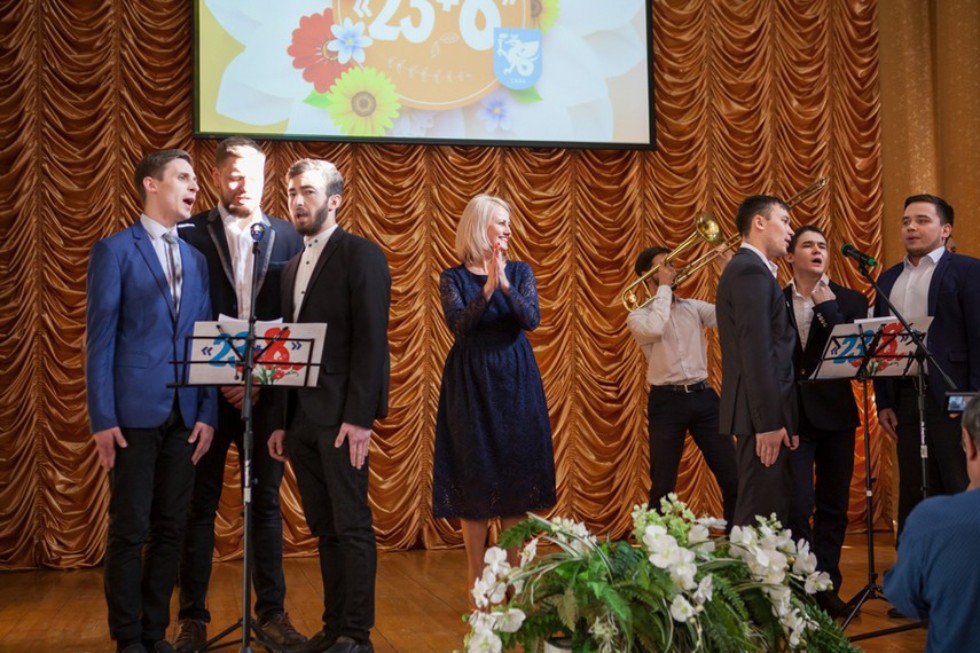 Праздничный концерт '23+8' прошел в Елабужском институте КФУ Праздничный концерт '23+8' прошел в Елабужском институте КФУ