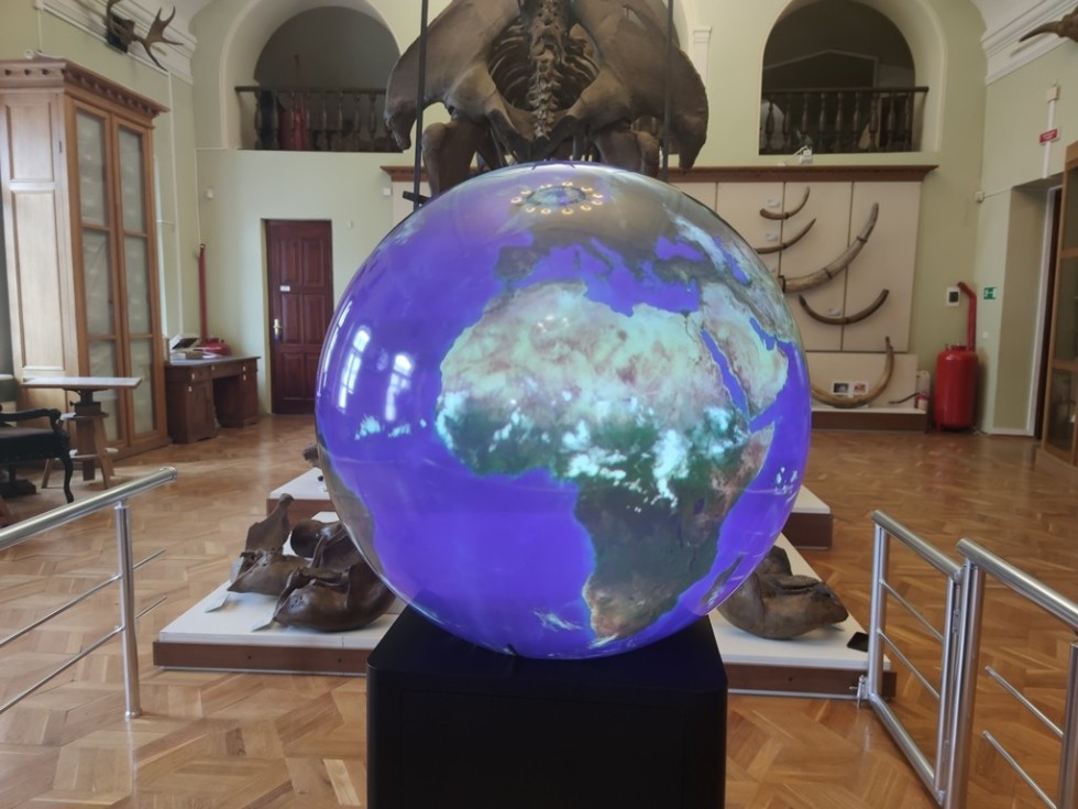 Kazan University Geological Museum acquires a multimedia globe