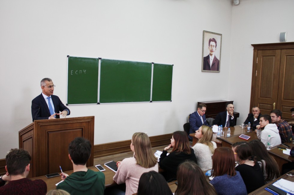 Международная научно - практическая конференция 'Международное право и глобальные вызовы современности' посвященная 80-летию профессора Р.М. Валеева Международная научно - практическая конференция 'Международное право и глобальные вызовы современности' посвященная 80-летию профессора Р.М. Валеева