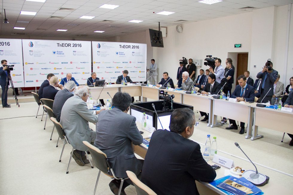 Рустам Минниханов: 'КФУ ? центр инновационных решений для нефтедобычи'
