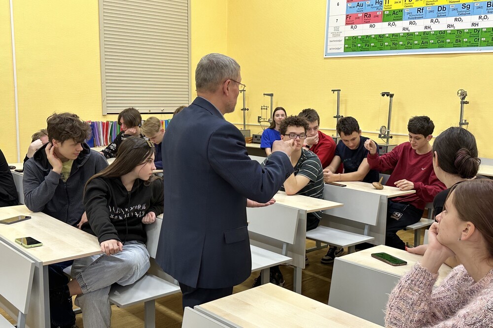 В воскресенье, 2 апреля, в Елабужском институте КФУ для школьников из Лисичанска были проведены мастер-классы от отделения математики и естественных наук В воскресенье, 2 апреля, в Елабужском институте КФУ для школьников из Лисичанска были проведены мастер-классы от отделения математики и естественных наук