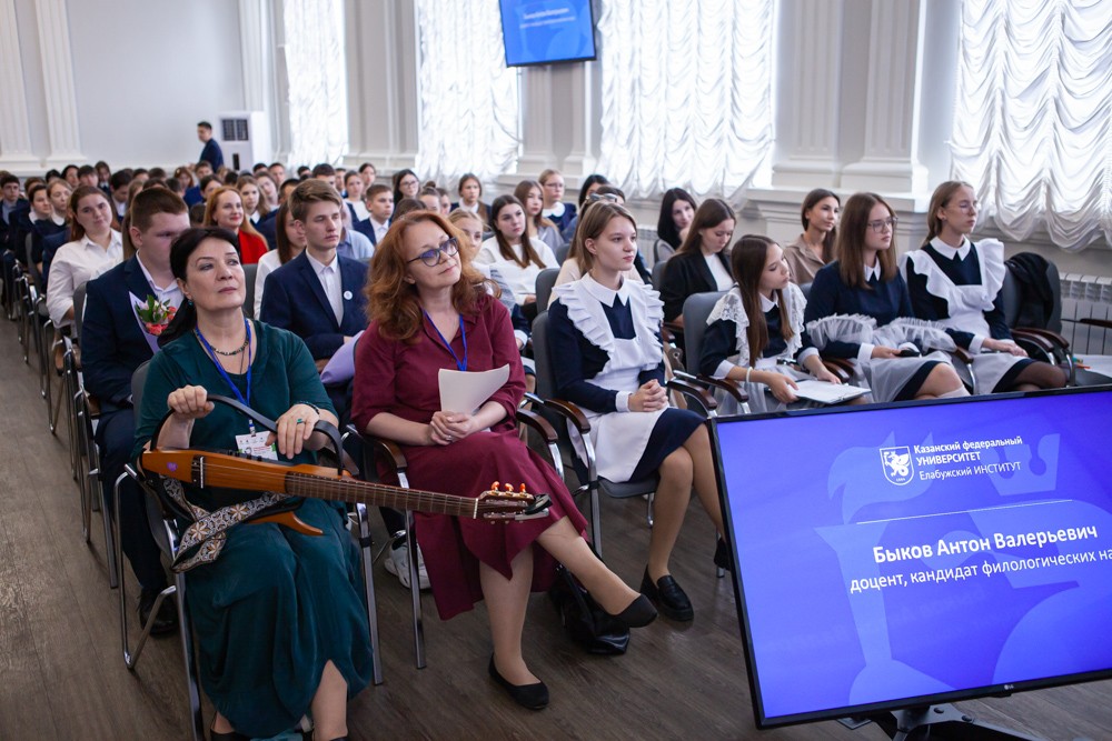 Сегодня в рамках XI Международных Цветаевских чтений во всех учебных заведениях города прошел Единый урок 'Читаем Цветаеву'. Сегодня в рамках XI Международных Цветаевских чтений во всех учебных заведениях города прошел Единый урок 'Читаем Цветаеву'.