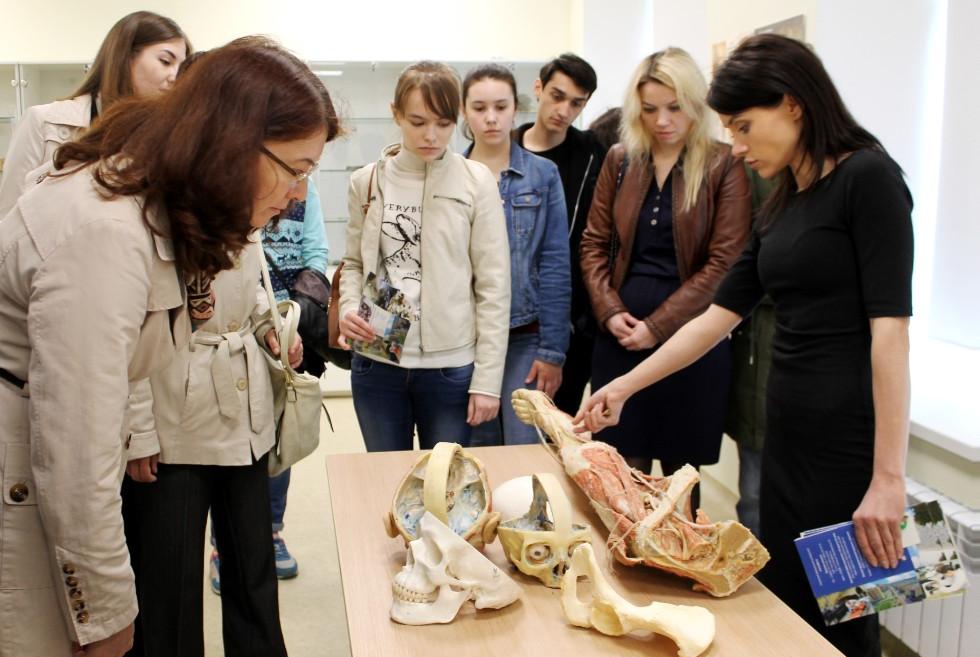 КФУ открыл свои двери для школьников, мечтающих связать жизнь с медициной КФУ открыл свои двери для школьников, мечтающих связать жизнь с медициной